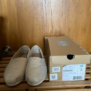 Women’s Toms shoes